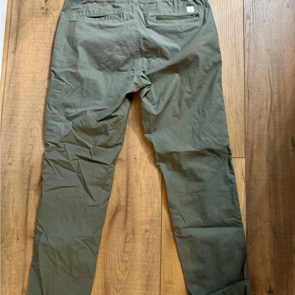 Vuori Lightweight Olive Green Zip Pocket Crop | Size Medium - Picture 2 of 5